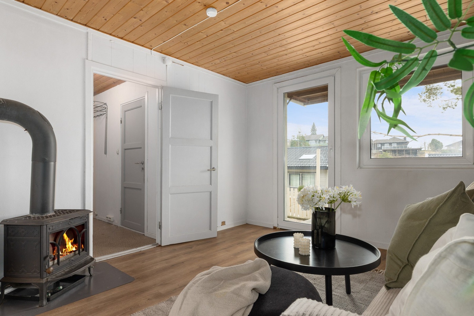 Rommet har balkongdør med direkte utgang til hagen. Peisovnen skaper en lun og koselig stemning på kjølige dager. Galleribilde