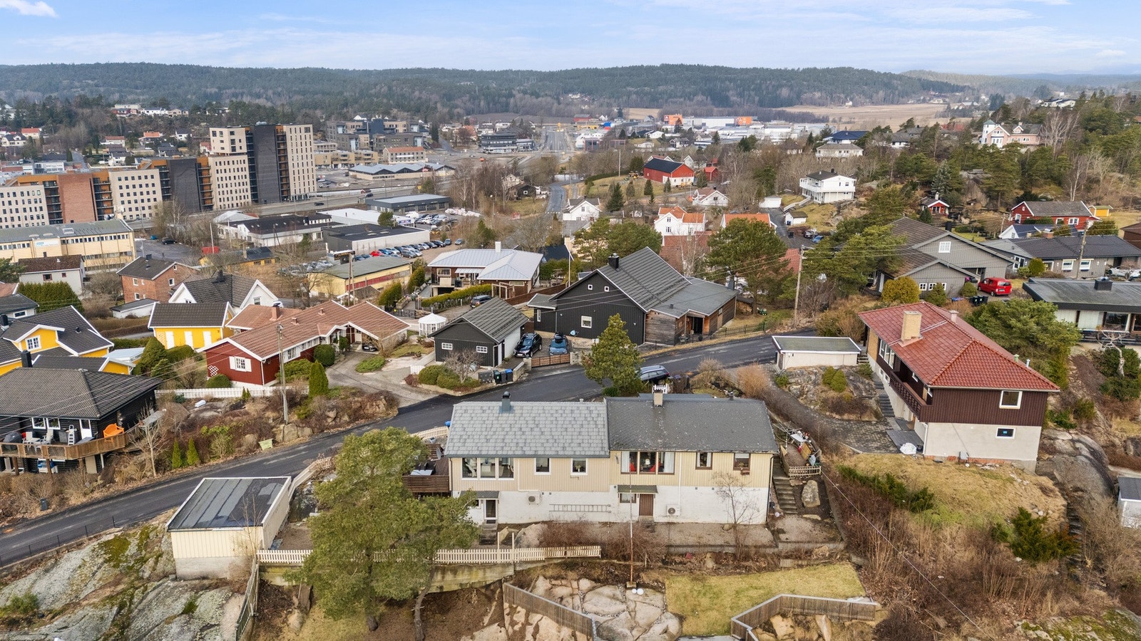 Eiendommen ligger i et etablert og barnevennlig boligområde på Trosvik, nord for Fredrikstad sentrum. Galleribilde