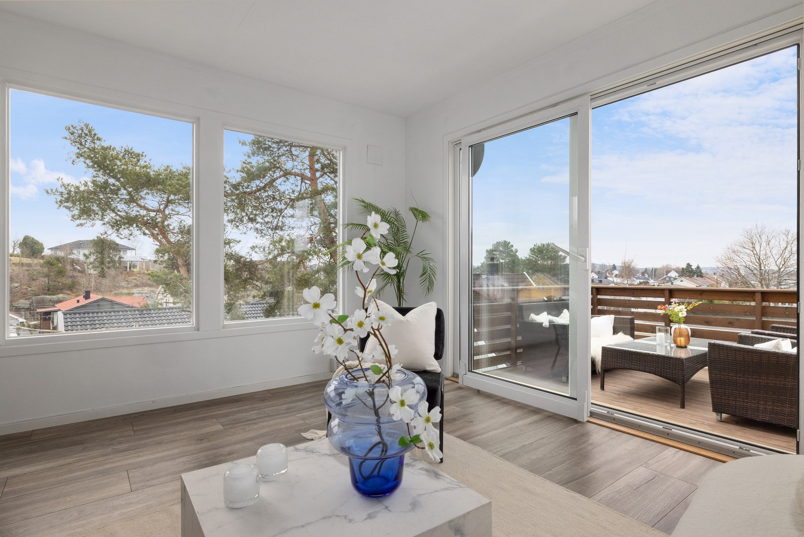 Fra stuen er det utgang til sydvestvendt veranda med tilliggende terrasse på ca. 18 m². Galleribilde