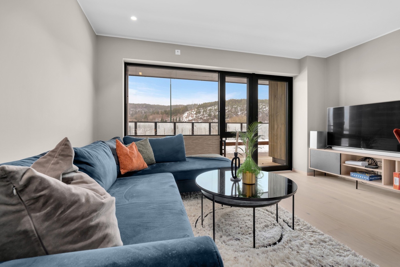 Stue med store vinduer og godt lys og enkel adgang til uteområde Galleribilde