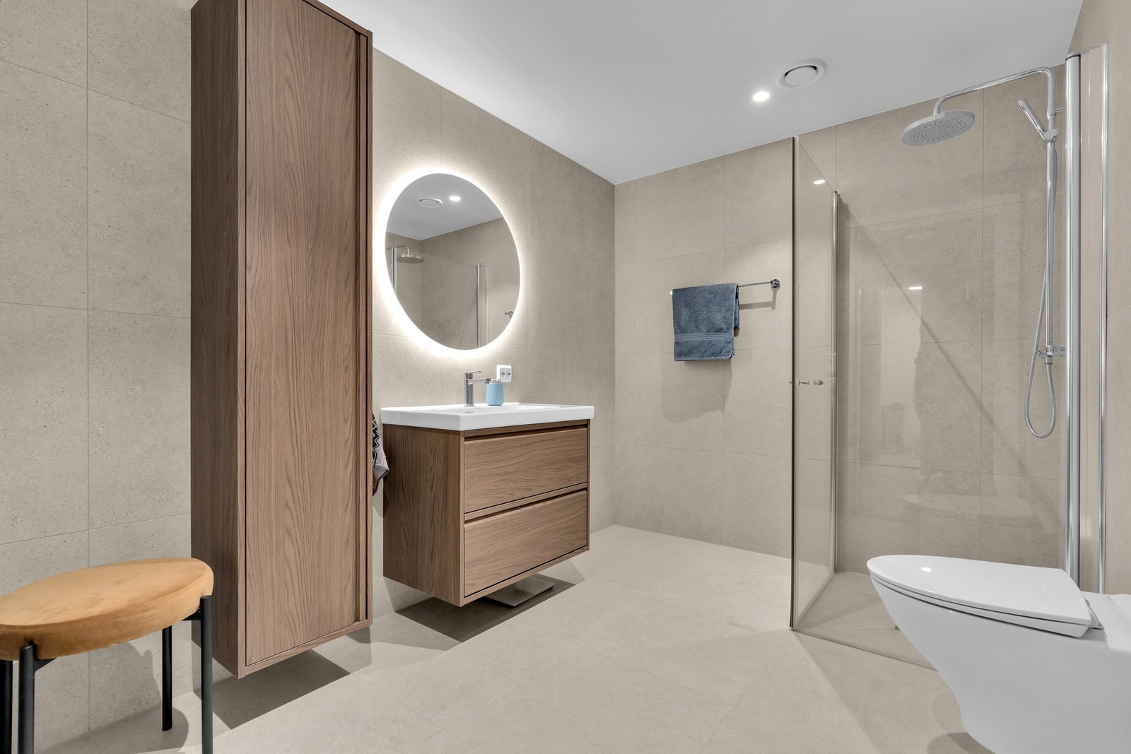 Stilrent bad med moderne innredning, dusjsone og vegghengt wc Galleribilde