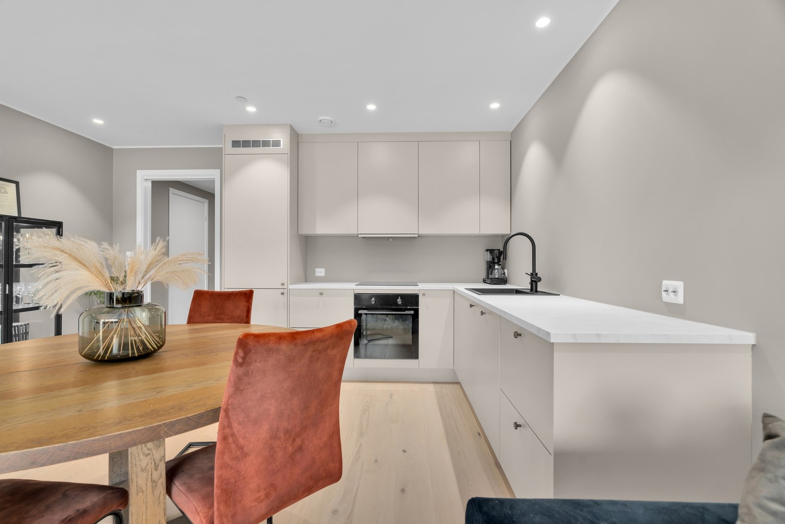 Funksjonelt kjøkken i åpen løsning Galleribilde