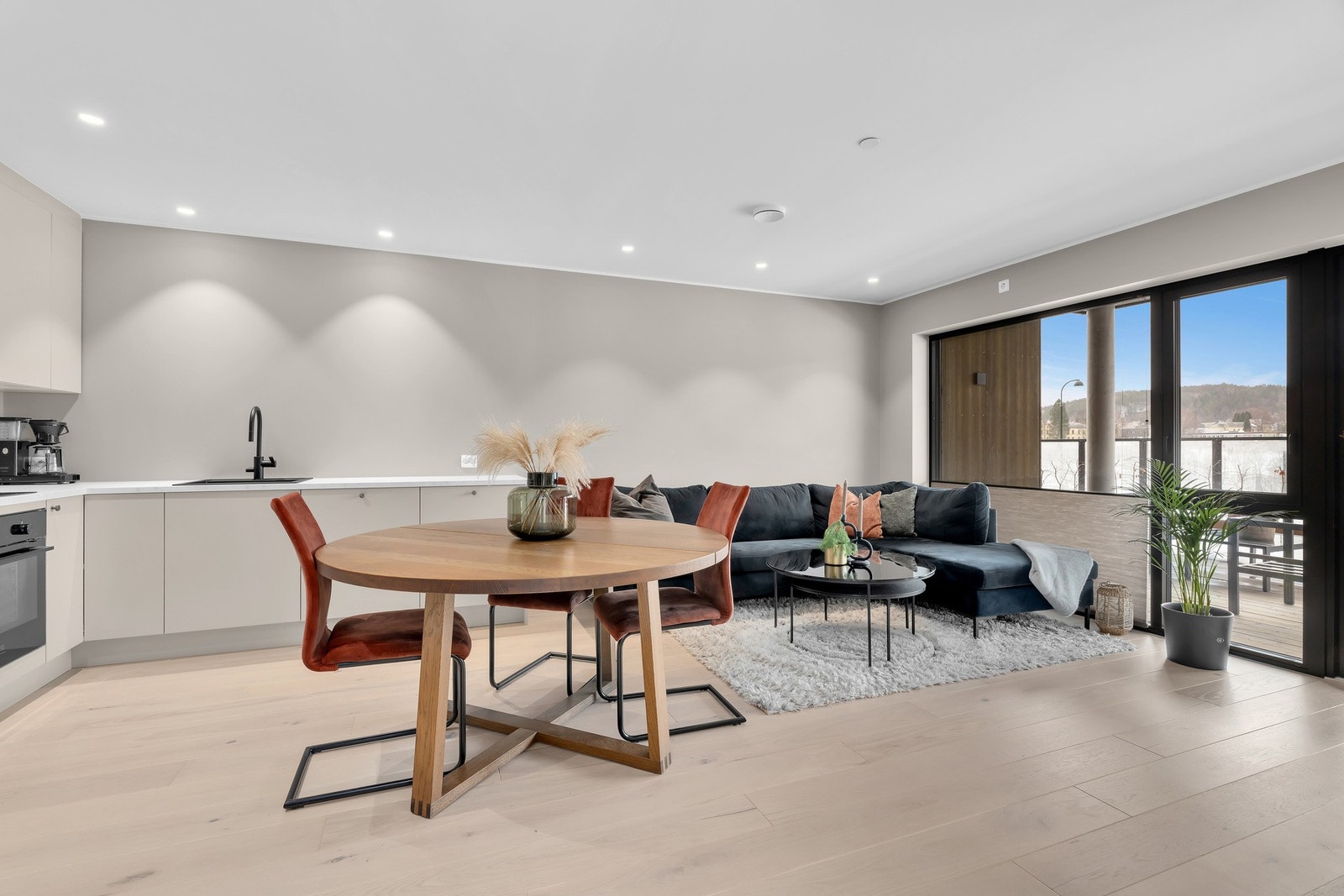 Stue og kjøkken med god romfølelse Galleribilde