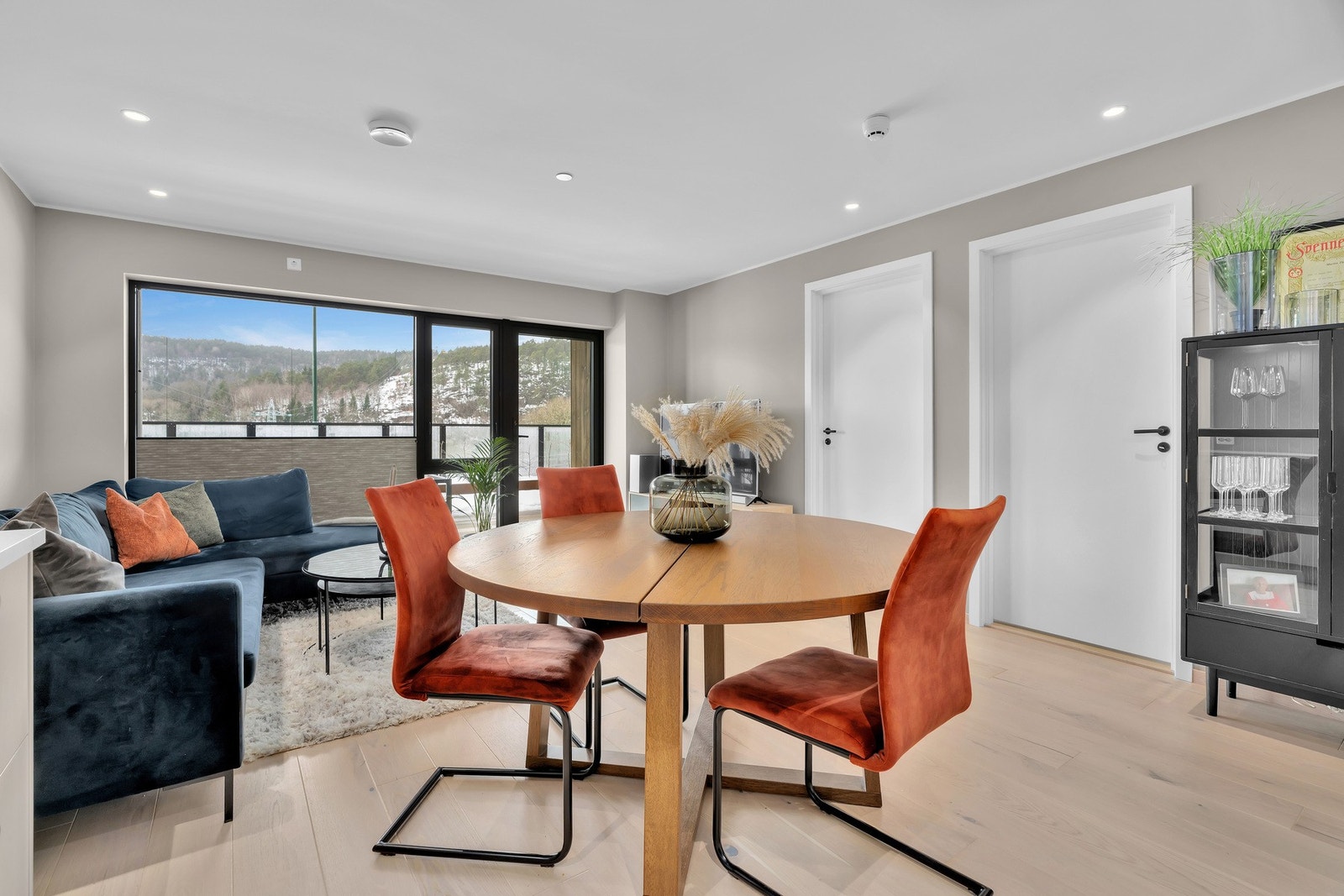 Lys spiseplass med utsyn vender mot hyggelig sofagruppe Galleribilde