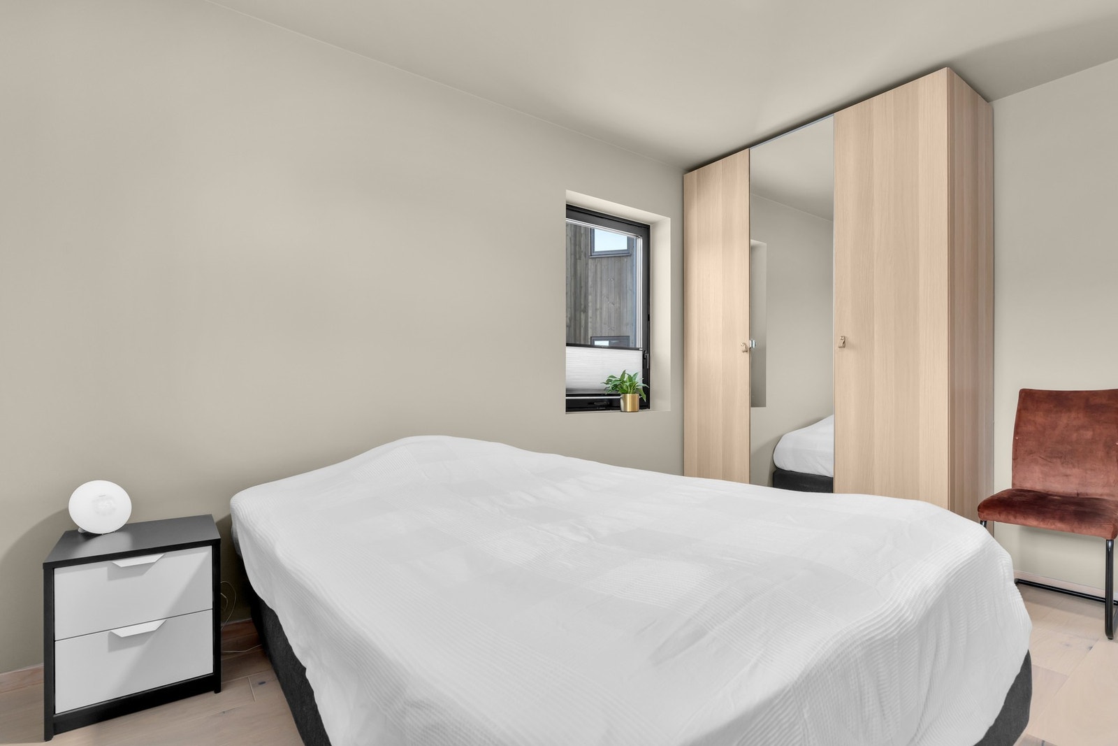 Soverom med god plass garderobeløsning Galleribilde