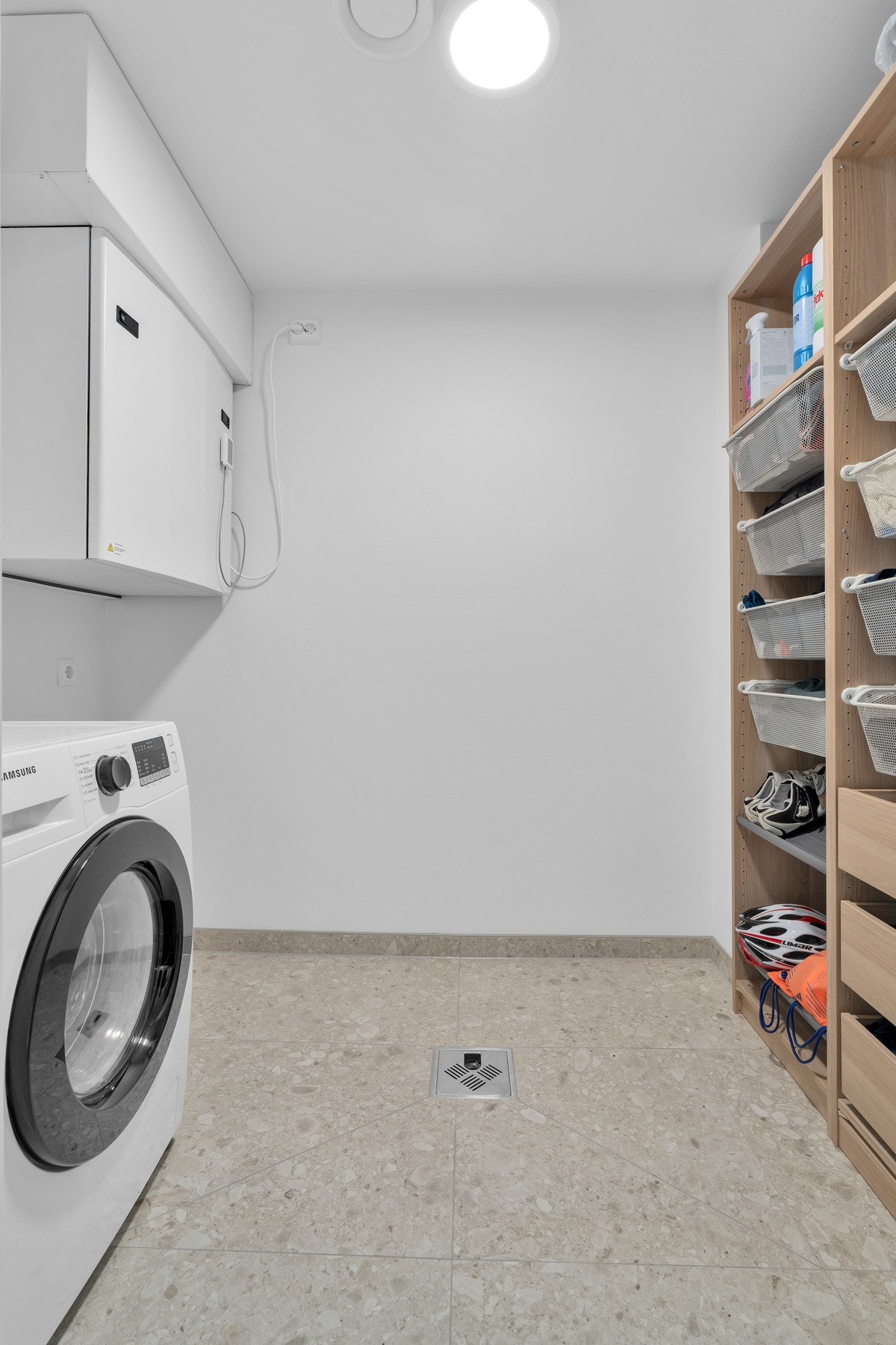 Vaske- og teknisk rom med praktisk lagring- og oppbevaringsplass Galleribilde