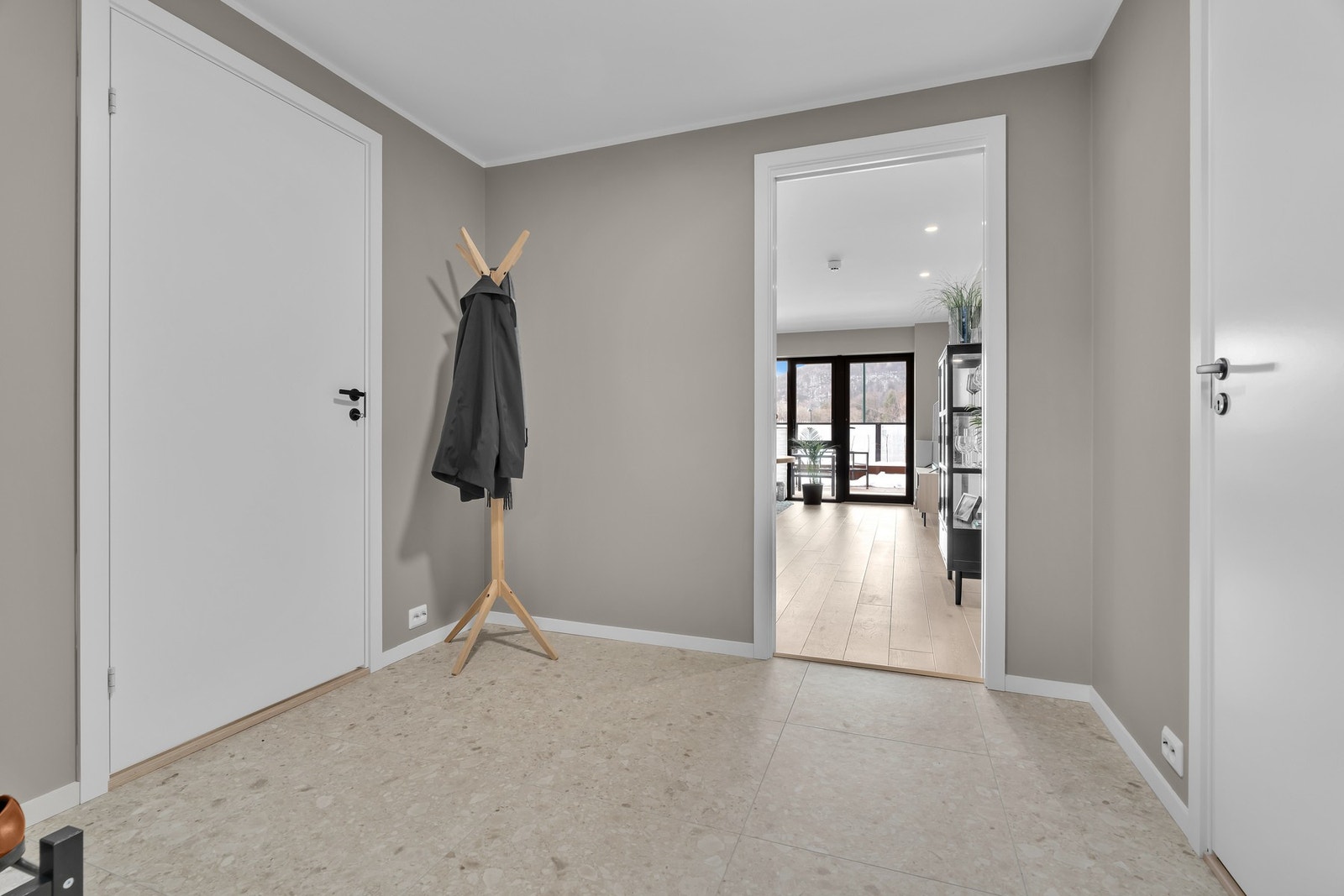 Entré med naturlig flyt videre i boligen Galleribilde