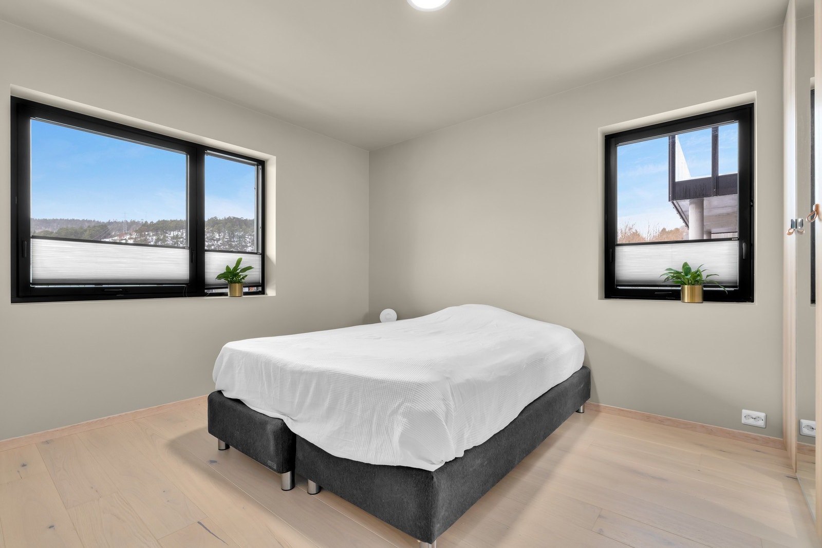 Romslig soverom med lyse moderne farger Galleribilde