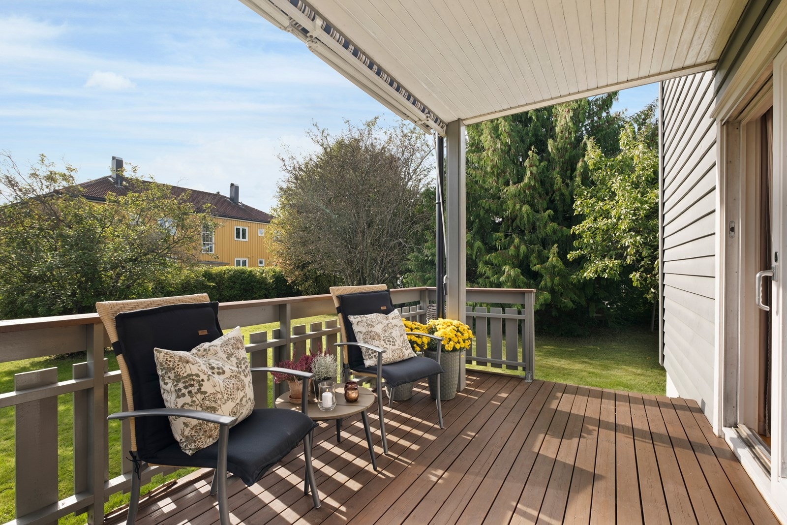 Terrassen har fått TG1 av takstmann og har også trapp ned til hagen. Galleribilde