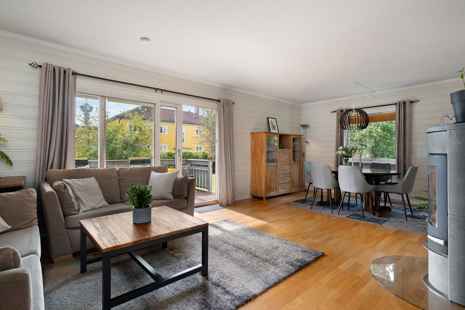 Boligen varmes opp via koselig vedfyring i peis med sentral beliggenhet i stuen, samt flere elektriske panelovner. Galleribilde