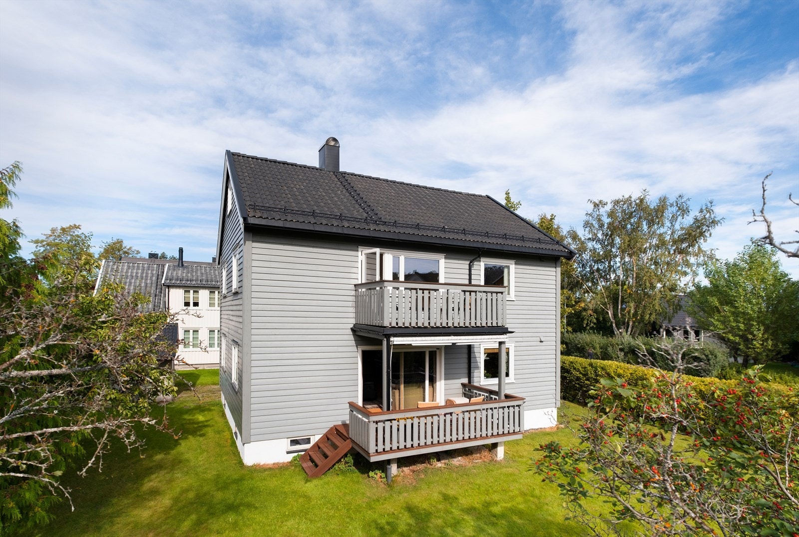 Boligen er omkranset av flott hekk og har et romslig uteareal med flere bruksmuligheter. Fra veranda i 1. etasje er det direkte nedgang til hagen. Galleribilde