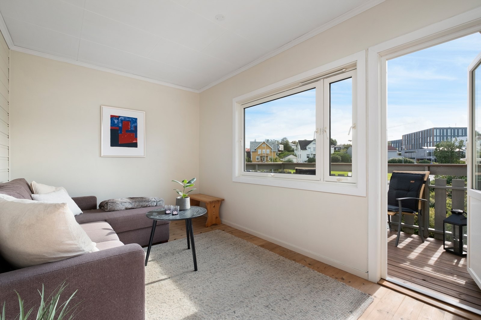 I 2. etasje finner vi boligens første soverom. Soverommet er på ca. 10,7m² og byr på egen sørvendt balkong. Galleribilde