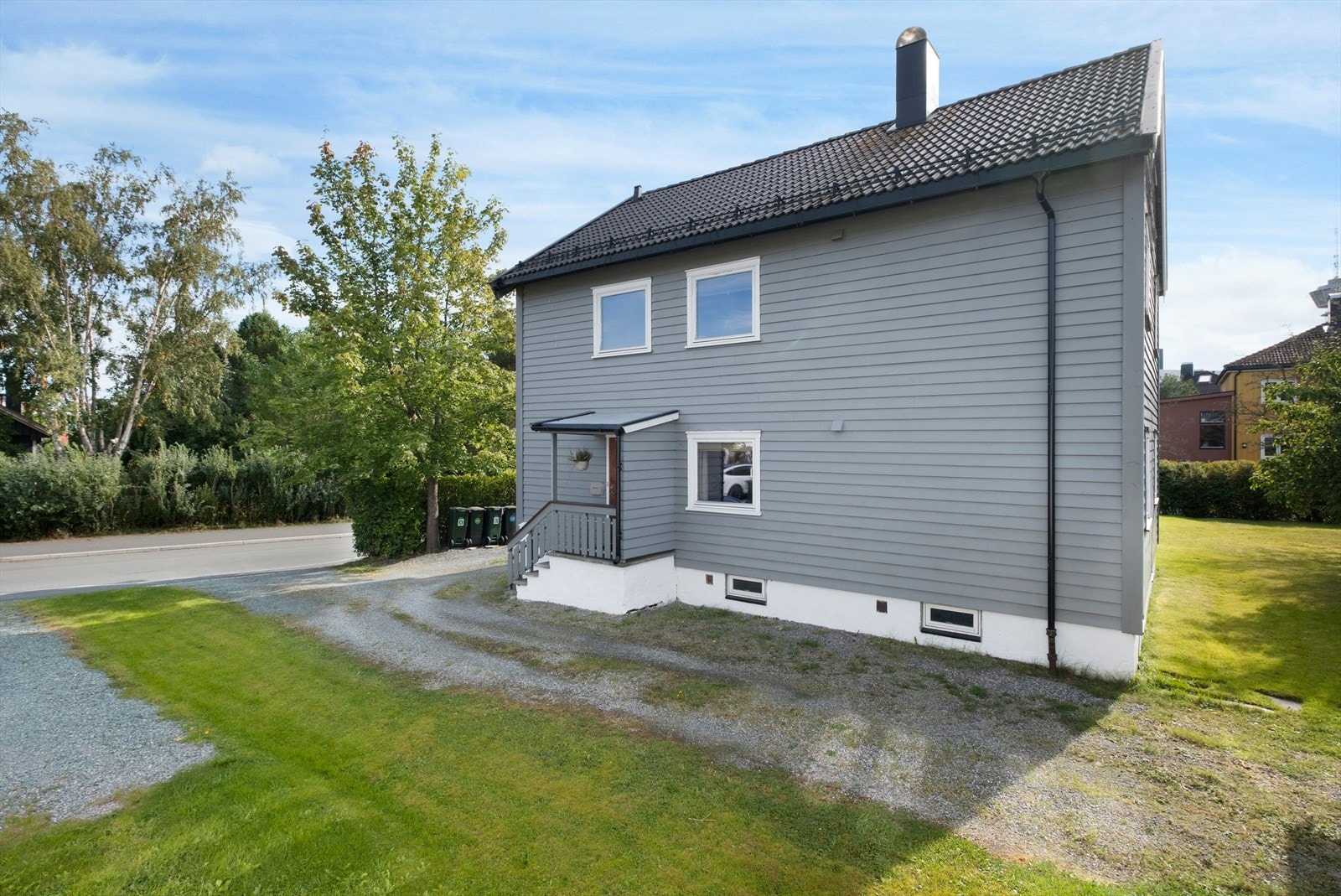 I tillegg til egen garasje har du plass for parkering av flere biler på tomtens oppstillingsplass. Boligens takrenner ble også byttet i forbindelse med takfornyingen i 2008, og har også fått TG1 av takstmann. Galleribilde