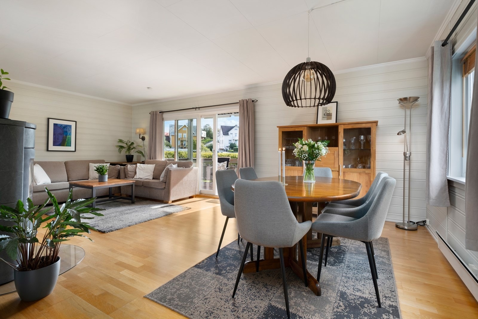 Stuens generøse areal kombinert med den gode planløsningen byr på rikelig med plass til danning av spisestue og flere sofagrupper. Galleribilde