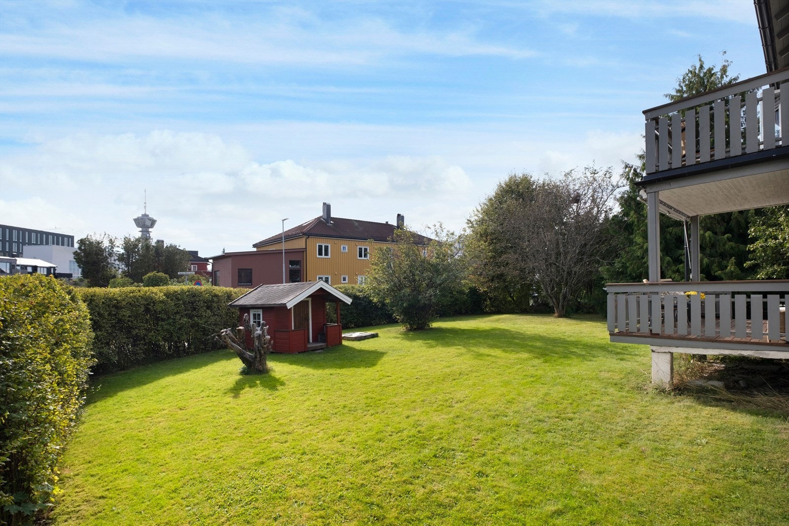 Velkommen til Asbjørnsens gate 37B! Stor hel tomannsbolig med romslig tomt på hele 900m²! Galleribilde