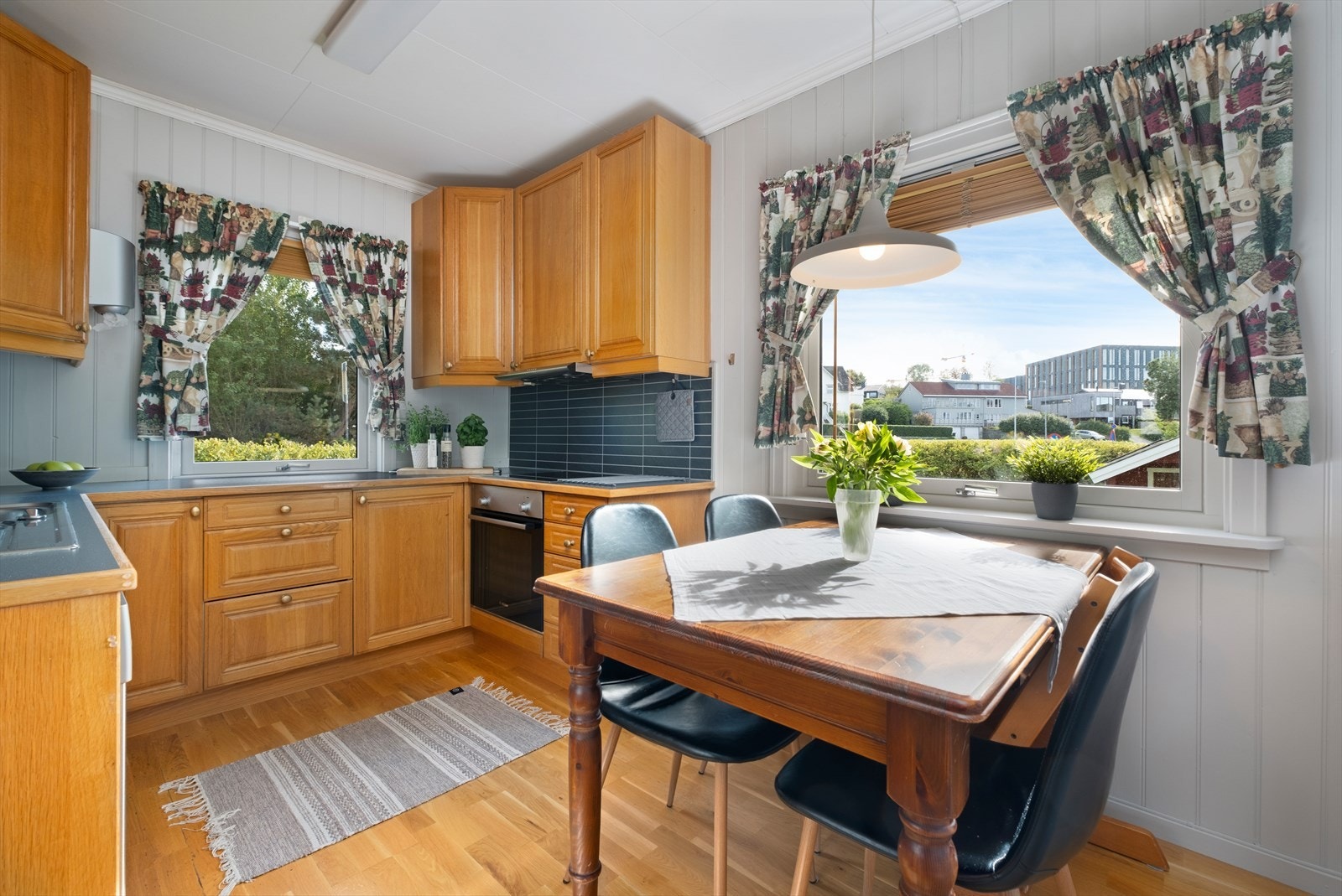 Kjøkkenet er på 9,7m² med plass til spisegruppe ved vinduet som byr på utsikt mot Tyholttårnet. Galleribilde