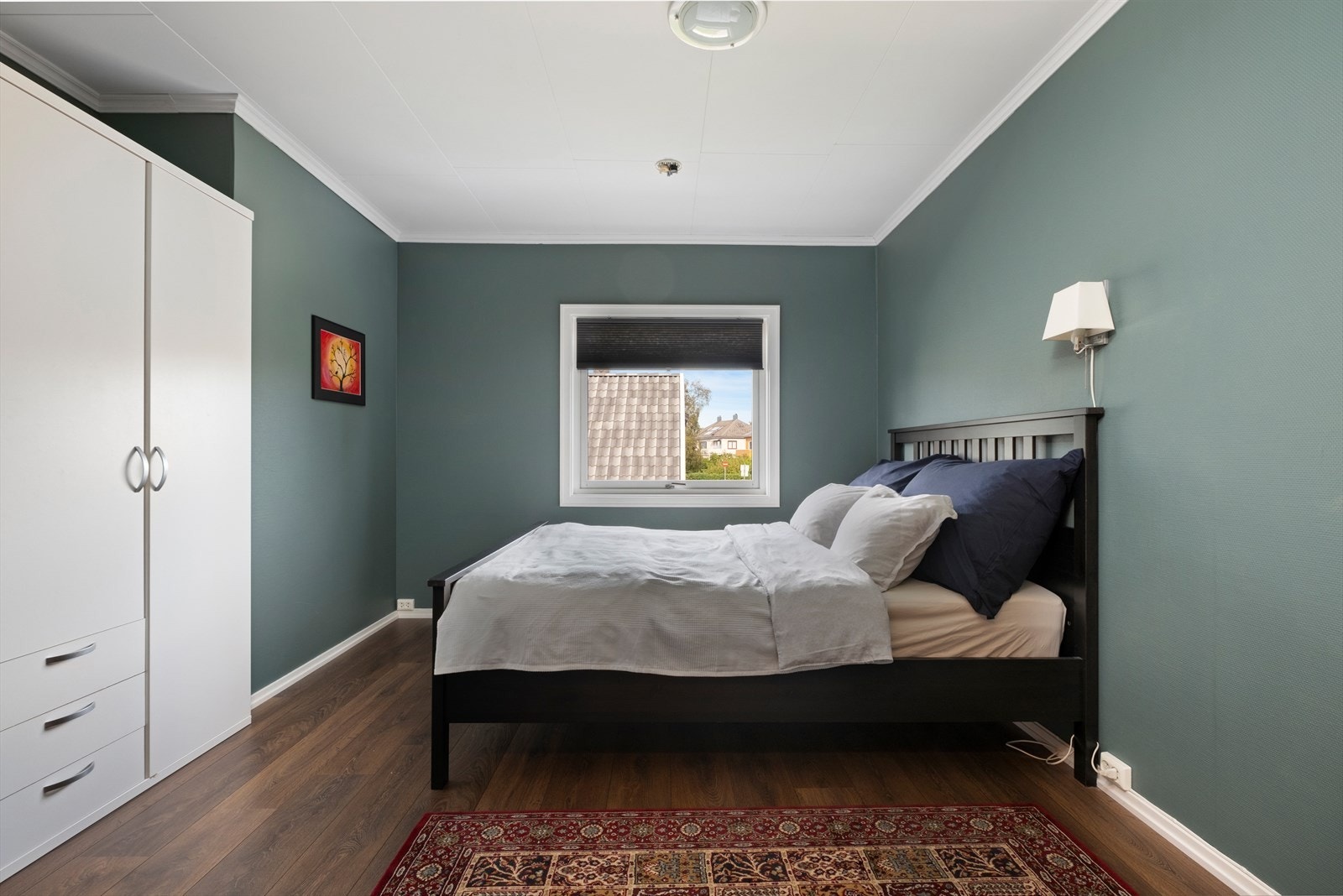 Over gangen fra første soverom finner vi et soverom av god størrelse på hele 12m². Her får du rikelig med plass til stor seng og et stort garderobeskap med god oppbevaringsplass. Galleribilde