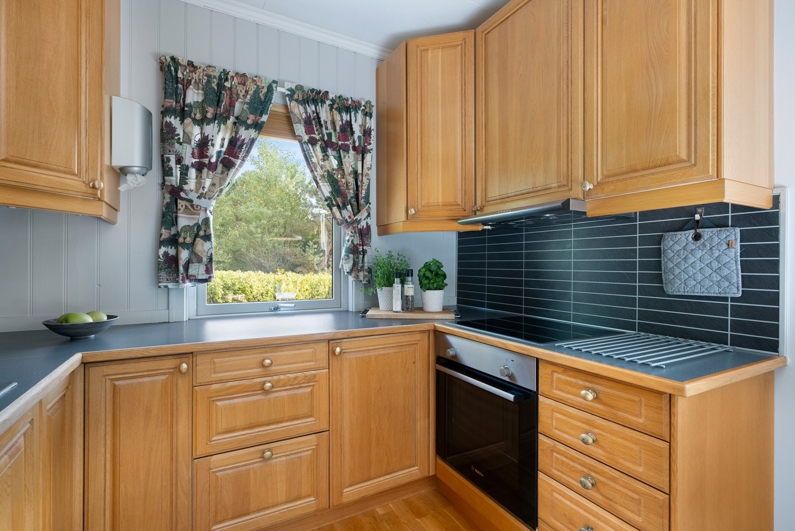 Her får du opplegg for kjøleskap og oppvaskmaskin, samt integrerte hvitevarer som platetopp, stekeovn og ventilator. Galleribilde