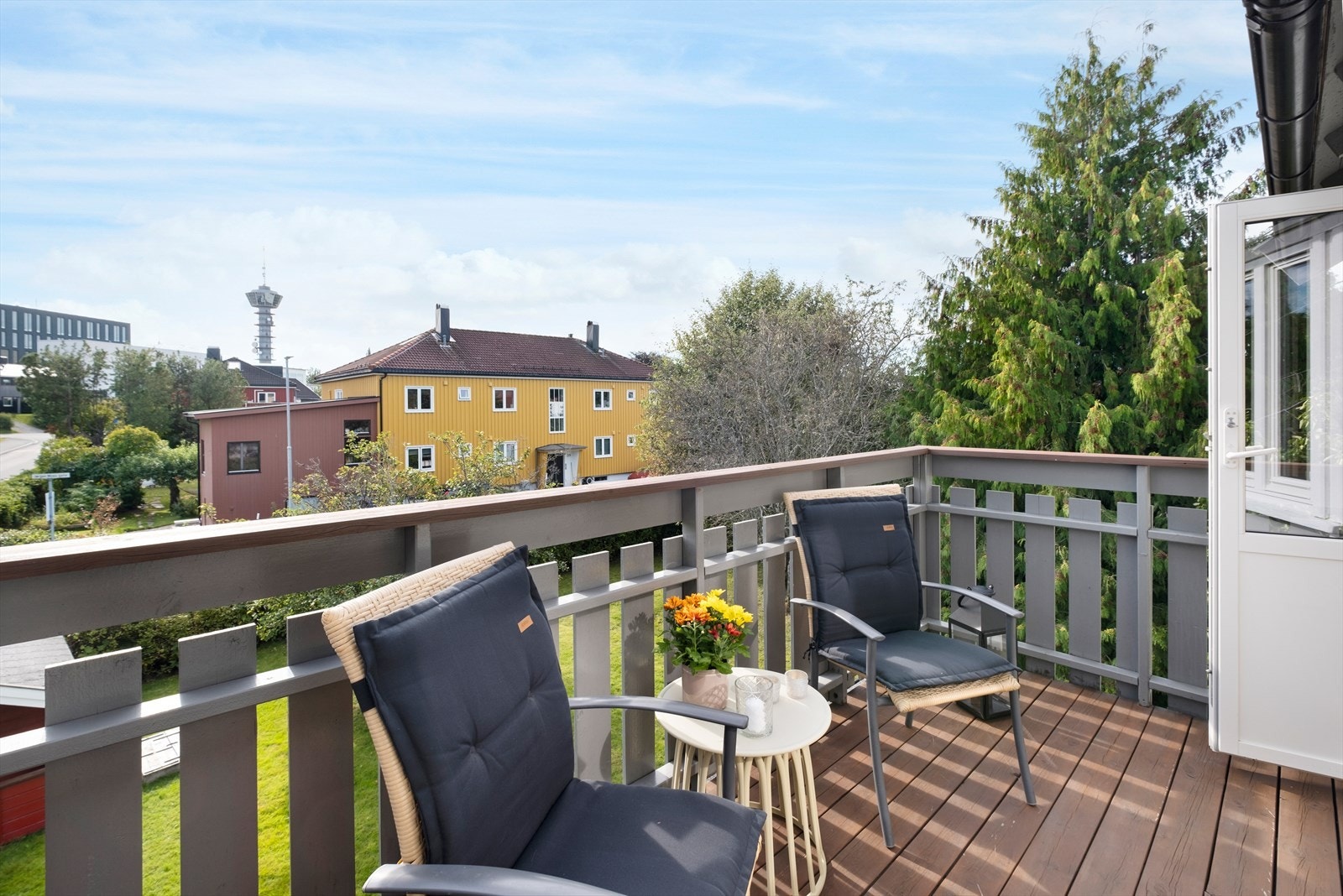 Balkongs gode størrelse gir fine møbleringsmuligheter etter eget ønske. Galleribilde