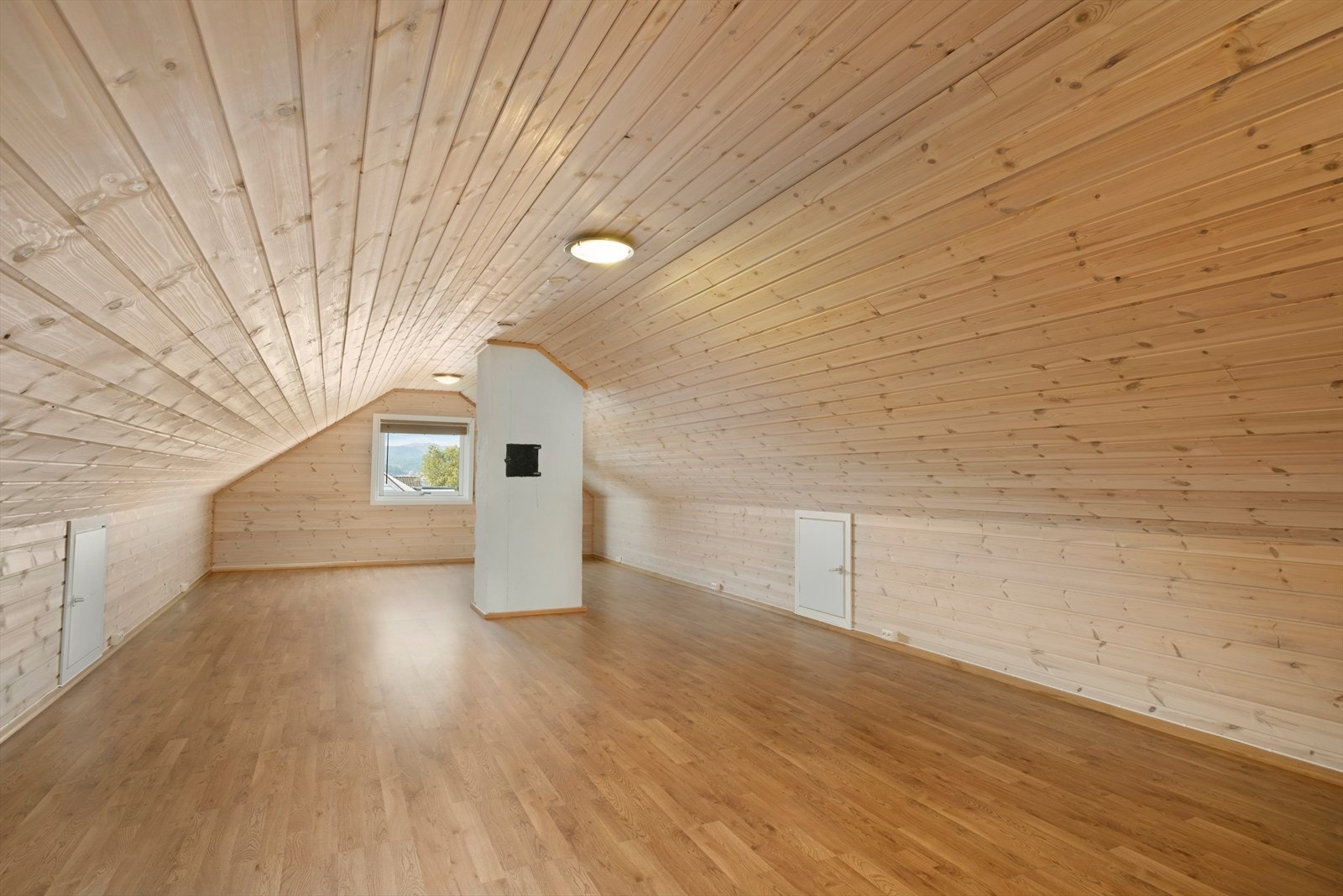 Loftstuen ble innredet i 2008 med parkettgulv og paneler på vegger og tak. Arbeid gjort av fagkyndig. Rommet er på ca. 24m², og har også rikelig med plass til oppbevaring i kneloft på hver side. Galleribilde