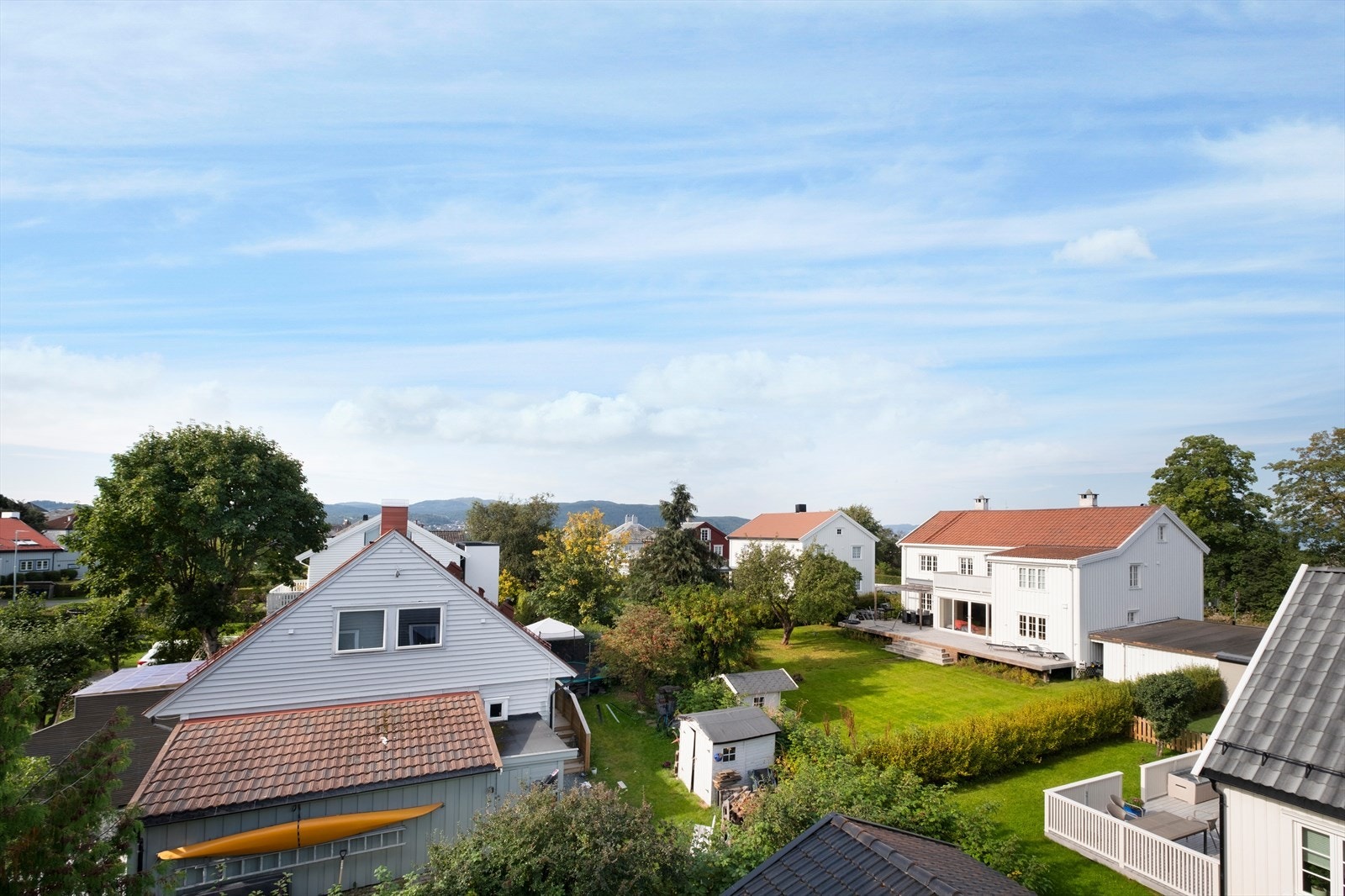 Boligen ligger i nærhet til alt du trenger i hverdagen. Her har du gangavstand til skoler, barnehager, og kun en kort biltur unna dagligvare, kjøpesentre, treningssentre og en rekke fritidstilbud. Galleribilde