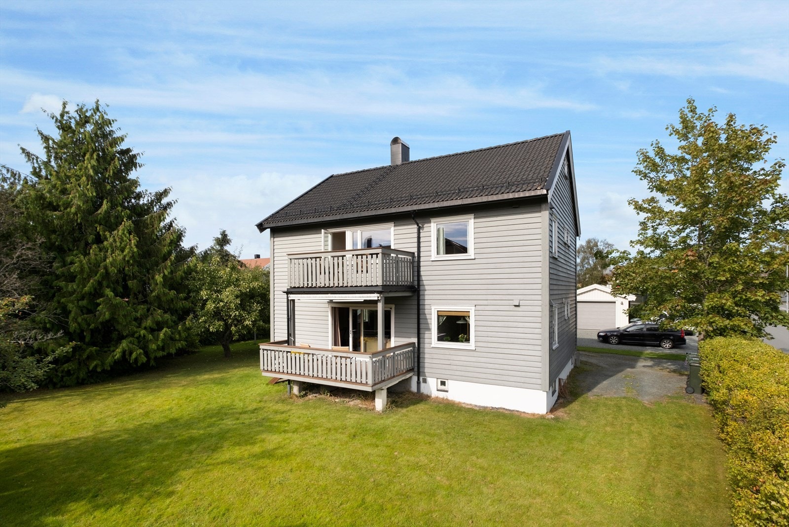 En innholdsrik og ettertraktet hel 2-mannsbolig på totalt 253m² og romslig tomt på ca. 900m² med en høyt ettertraktet beliggenhet på Tyholt. Galleribilde