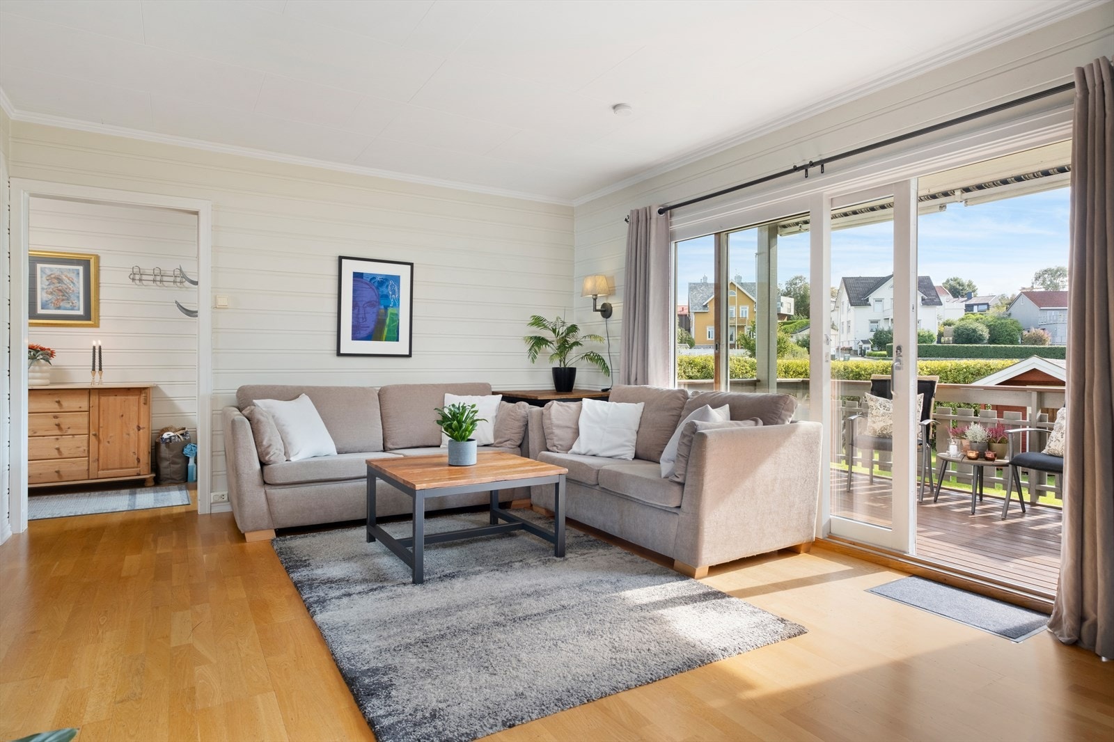 Boligen byr på gjennomgående generøse vindusflater med rikelig naturlig lysinnslipp som bidrar til en behagelig atmosfære. Galleribilde