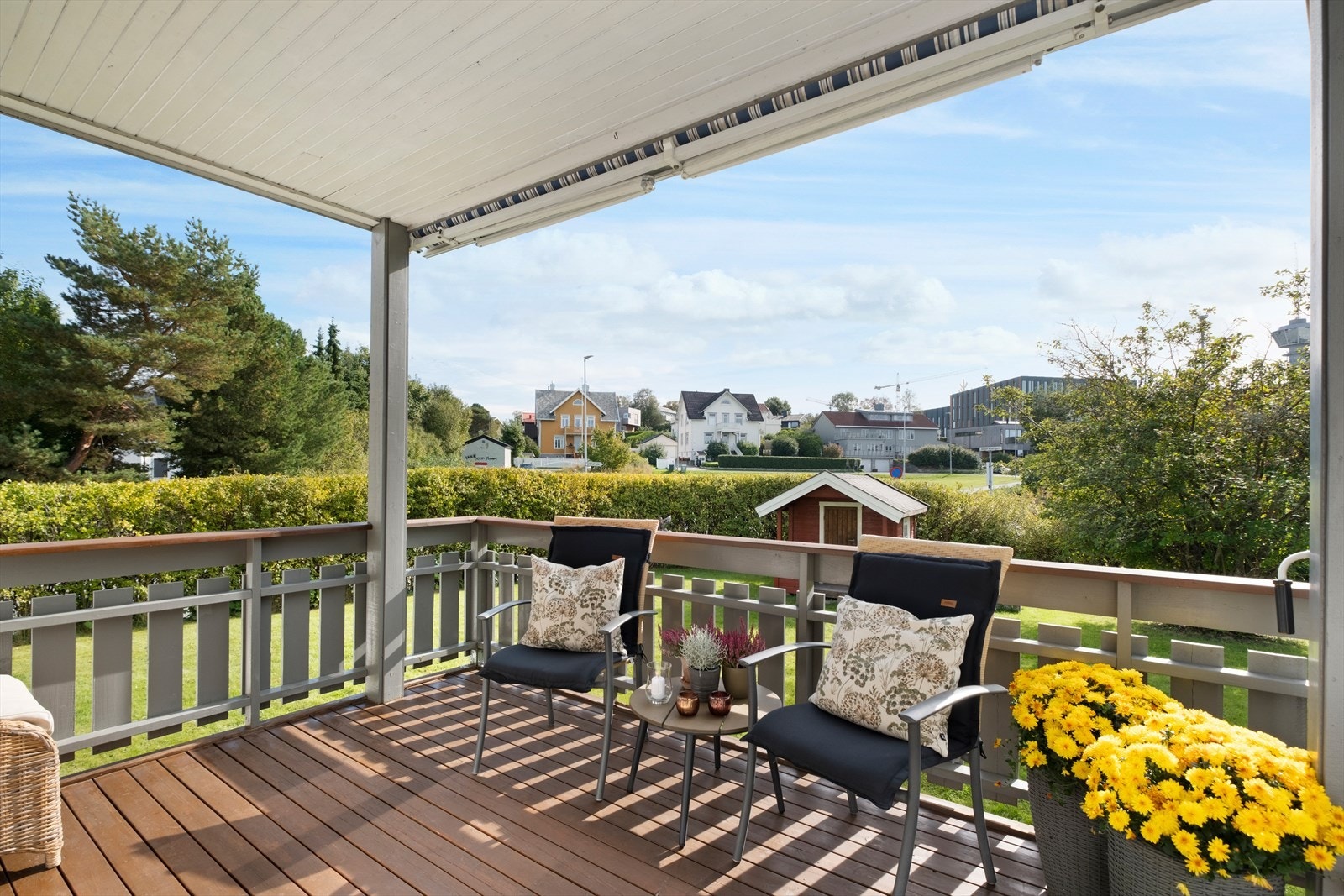 Fra stuen har du utgang til en koselig sørvendt terrasse på 10m². Terrassen byr på gode solforhold og er praktisk overbygd. Galleribilde