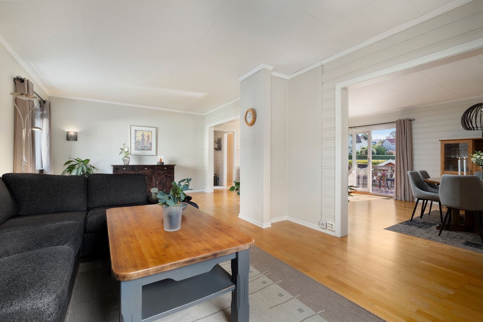 Planløsningen gir en svært god romfølelse og gjennomgående lysinnslipp fra vinduene. Galleribilde