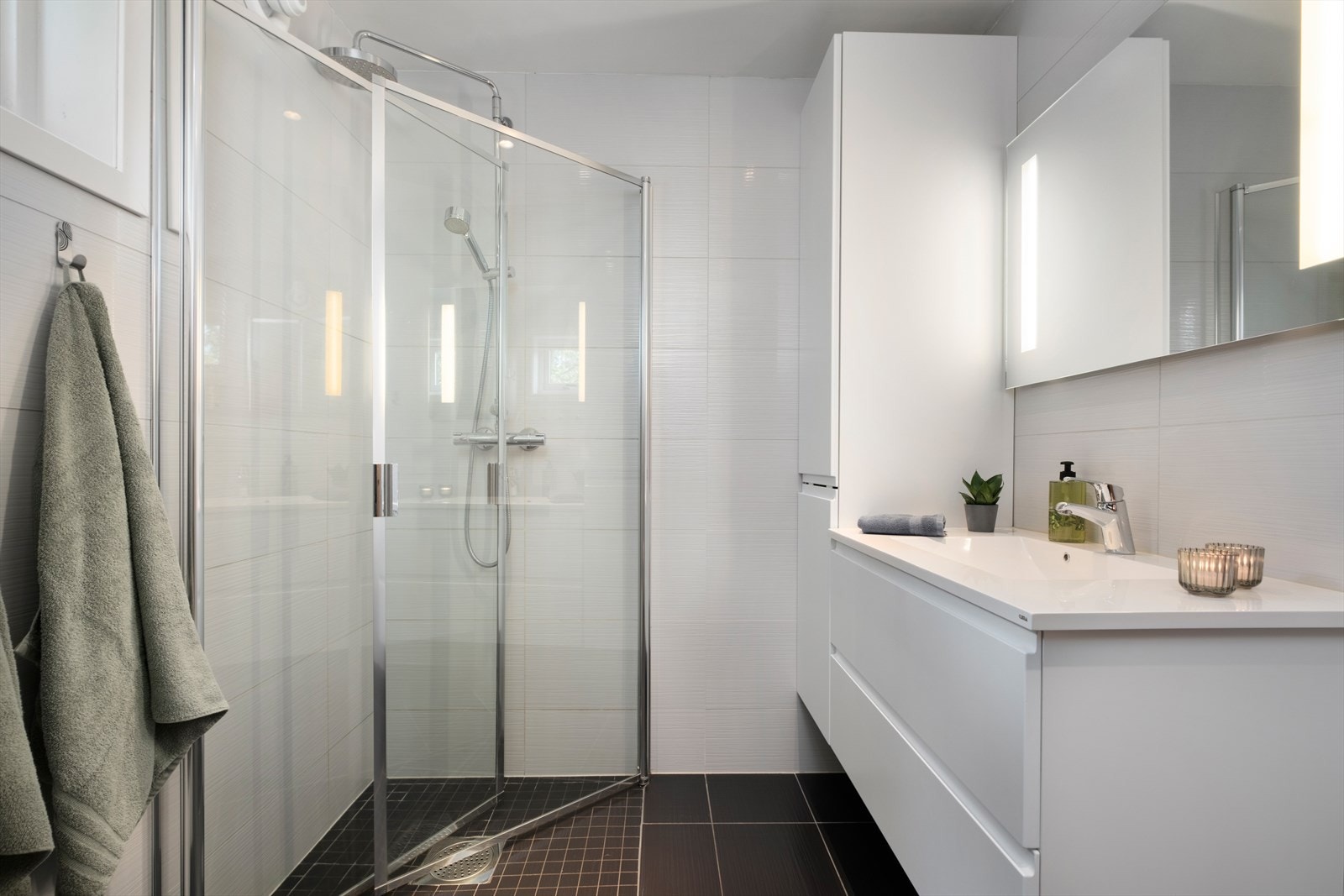 Selger opplyser at badet ble oppgradert i sin helhet i 2014 med en moderne- og stilren standard. Takstmann har vurdert badet til TG1. Galleribilde