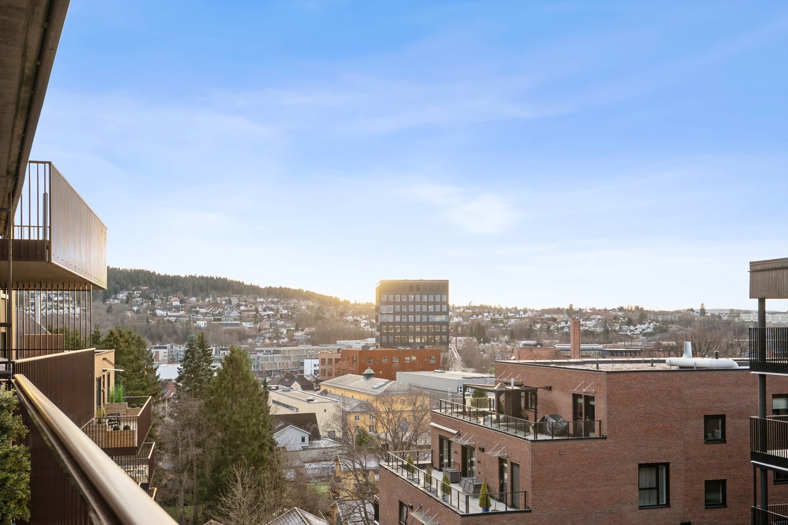 Kort gangavstand til Lillestrøm stasjon, med tog til Oslo S på 10 minutter. Galleribilde