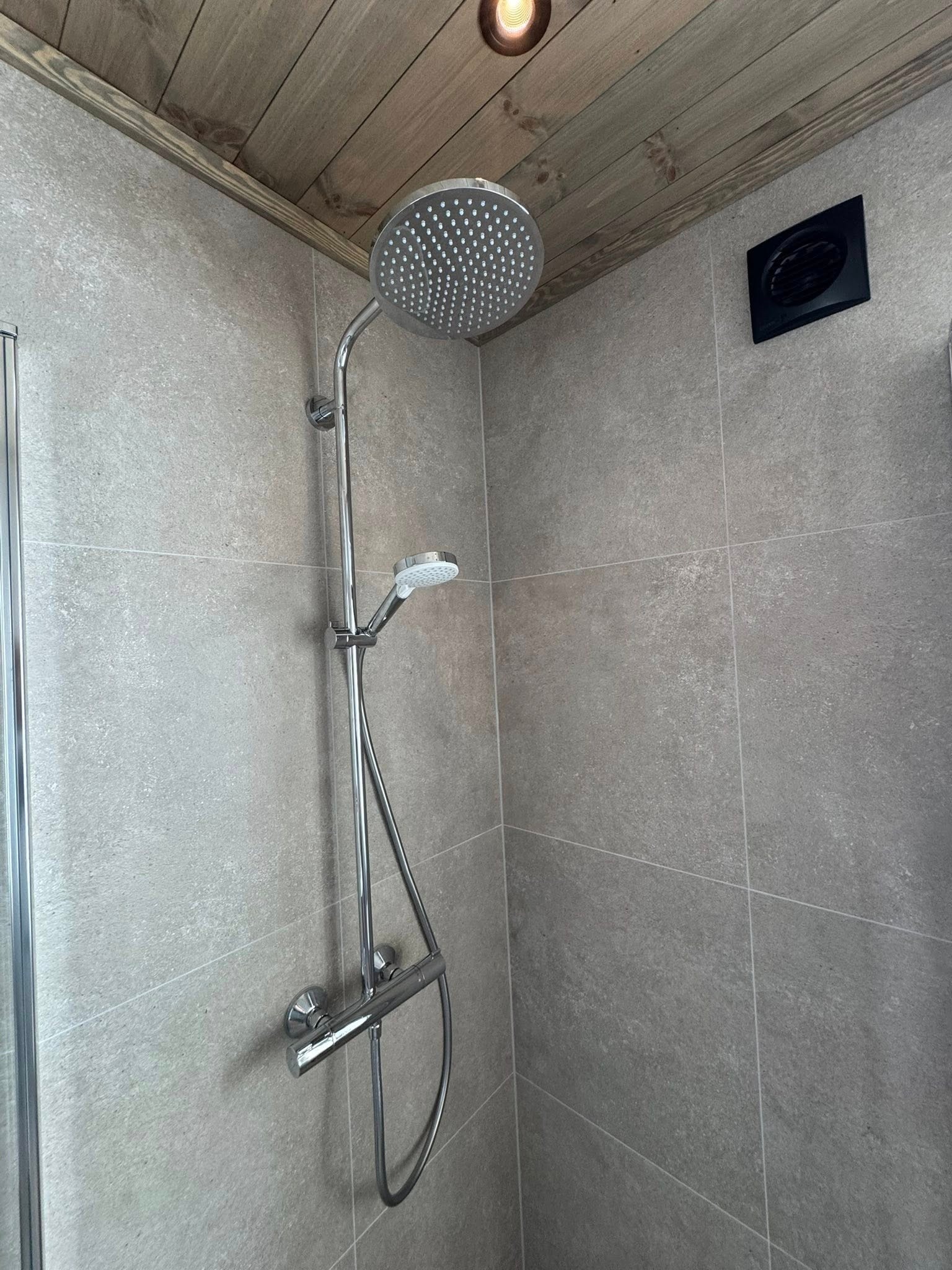 Flislagt dusjsone med vvs garnityr i krom -foto fra den aktuelle hyttemodellen. Galleribilde