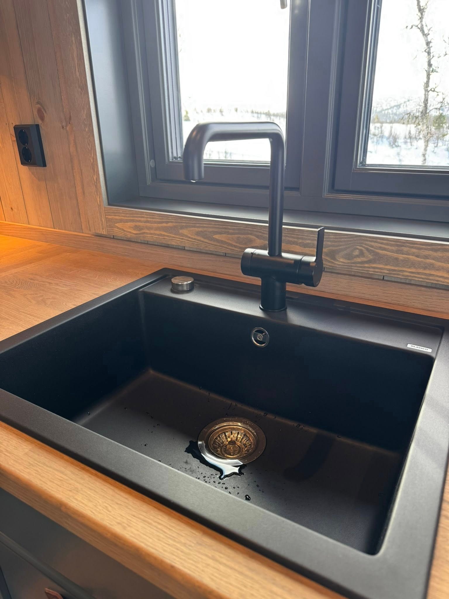 Kjøkkenvask i sort antrasitt -foto fra den aktuelle hyttemodellen. Galleribilde