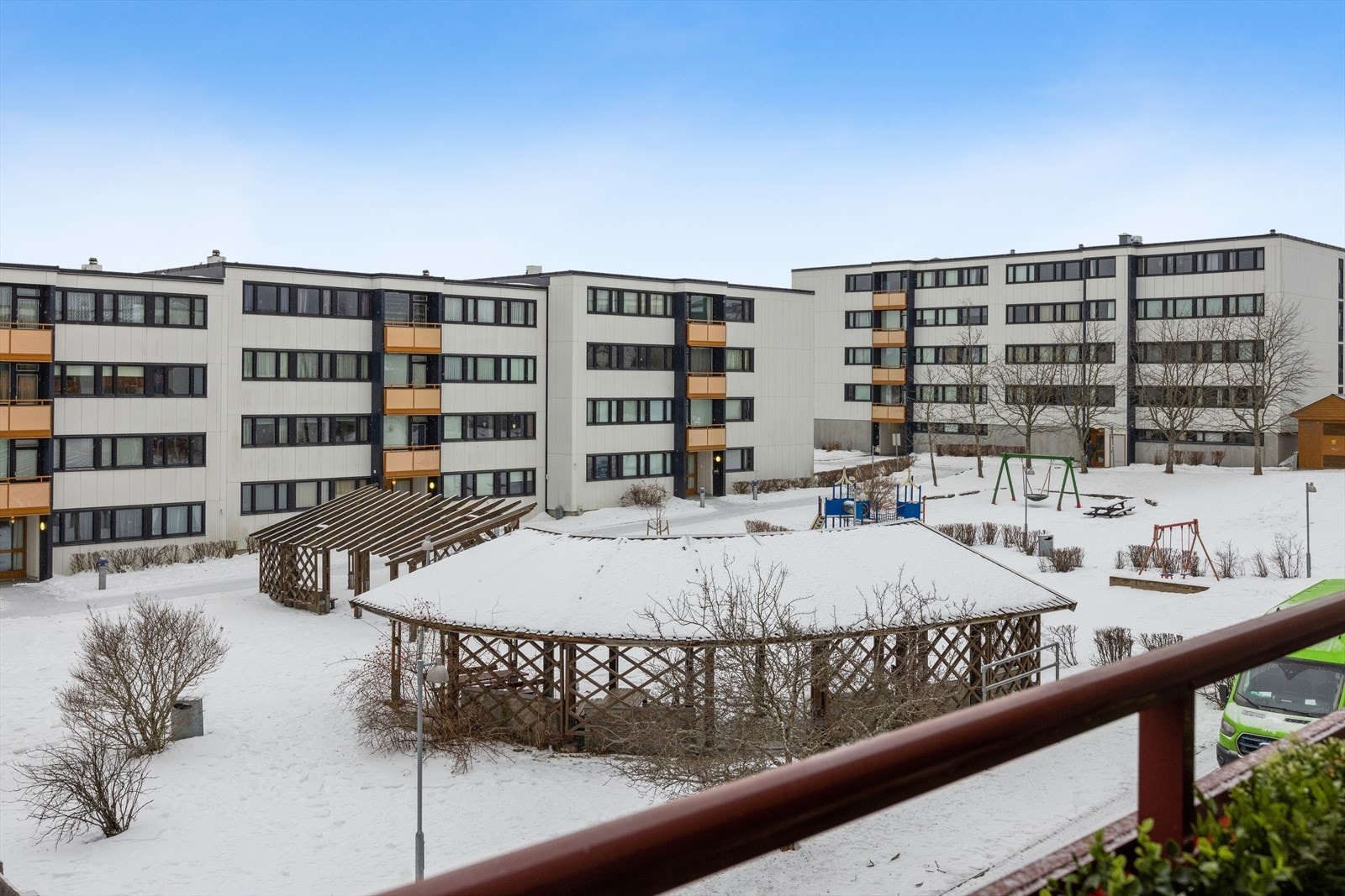 Utsikt over flotte fellestun med overbygde sitteplasser, perfekt for flotte sommerbilder! Galleribilde