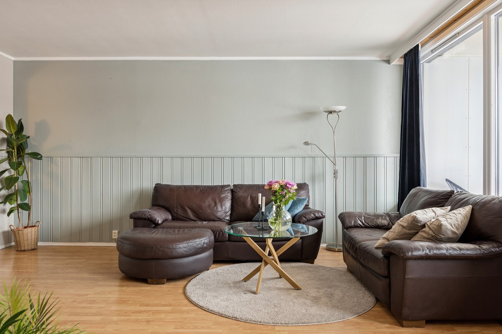 Stuen er malt i nøytrale farger som gjør det enkelt sette personlig preg interiør. Galleribilde