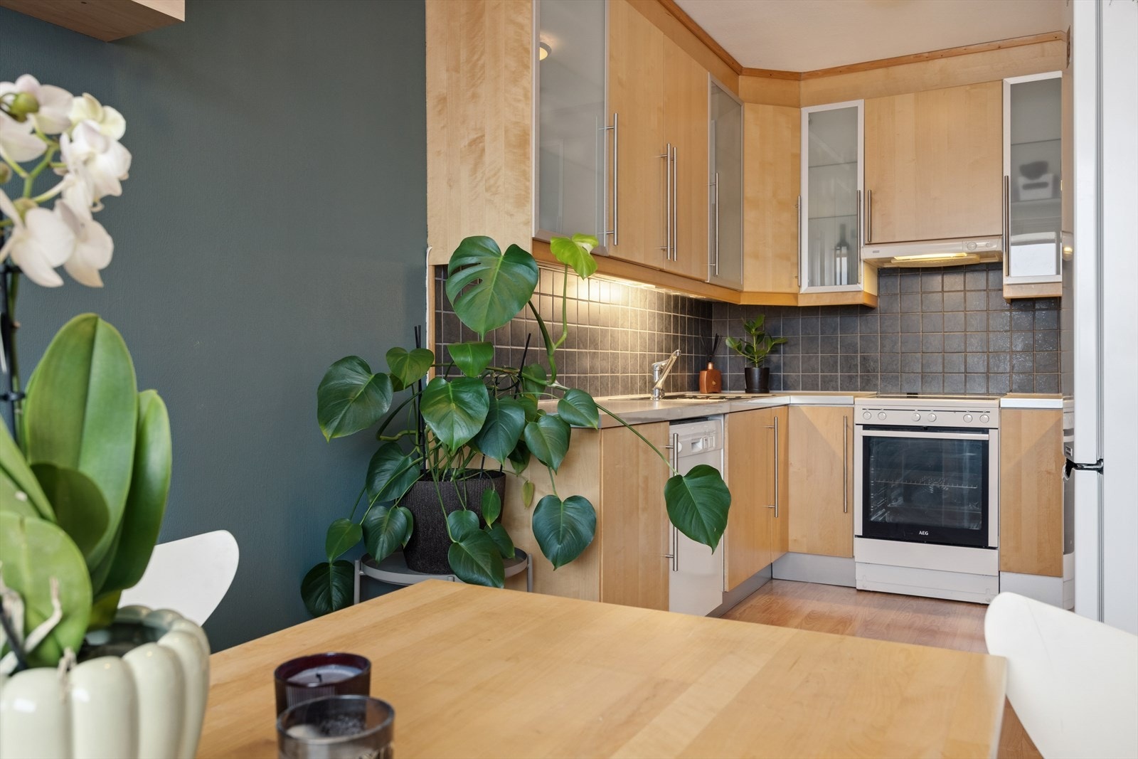 Praktisk beliggenhet gir kort vei fra kjøkkenet ved servering. Galleribilde