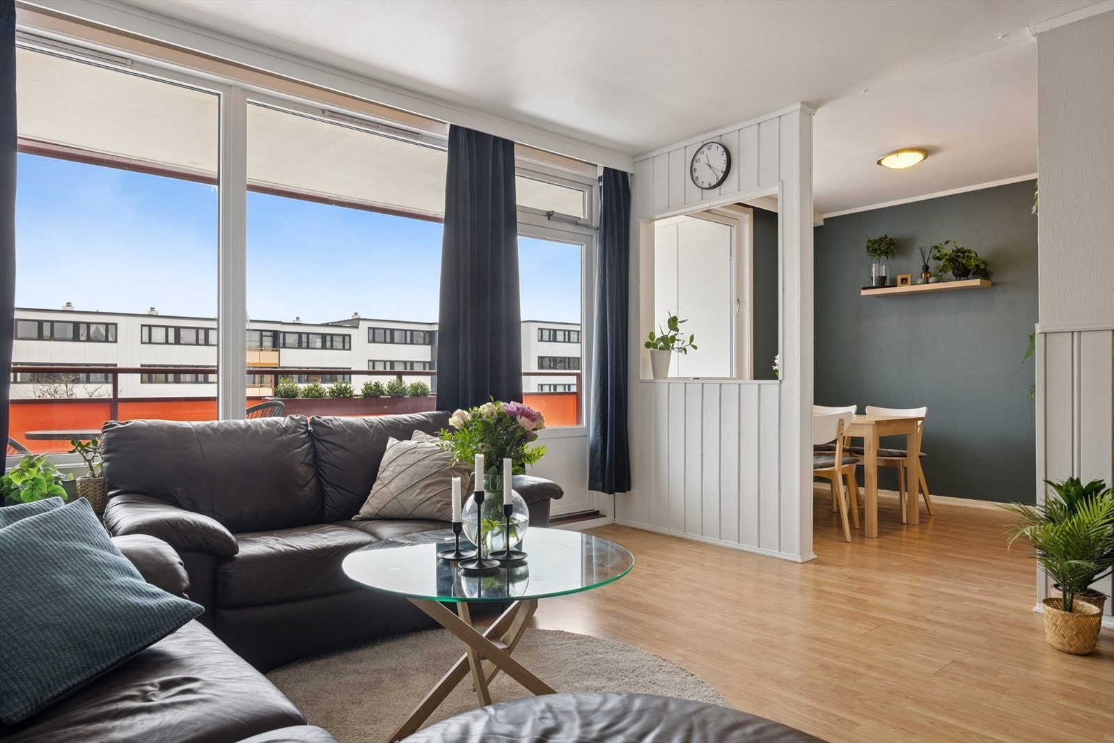 Åpen forbindelse mot kjøkken/spisestue skaper god flyt i boligen. Galleribilde