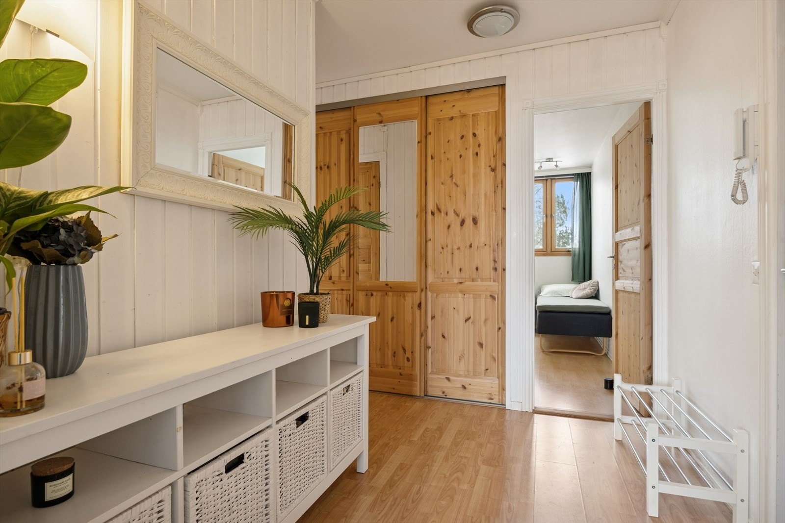 Praktisk entré med plass til oppheng og oppbevaring. Galleribilde