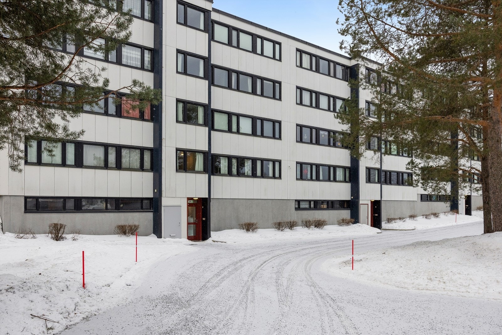 Fra boligen er det 2 minutters gange til bussholdestopp med hyppige avganger. Det er også kort avstand til saupstad sentrum med flere butikksentre. Galleribilde