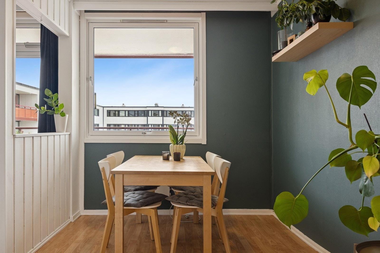 God plass til et stort spisebord - perfekt for både hverdag og selskap. Galleribilde