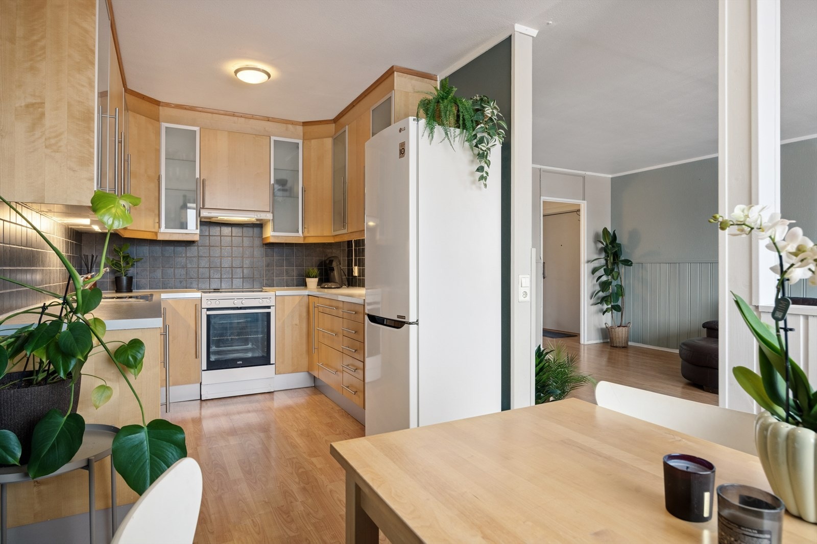 Kjøkkenet er funksjonelt utformet med gode arbeidsflater. Galleribilde