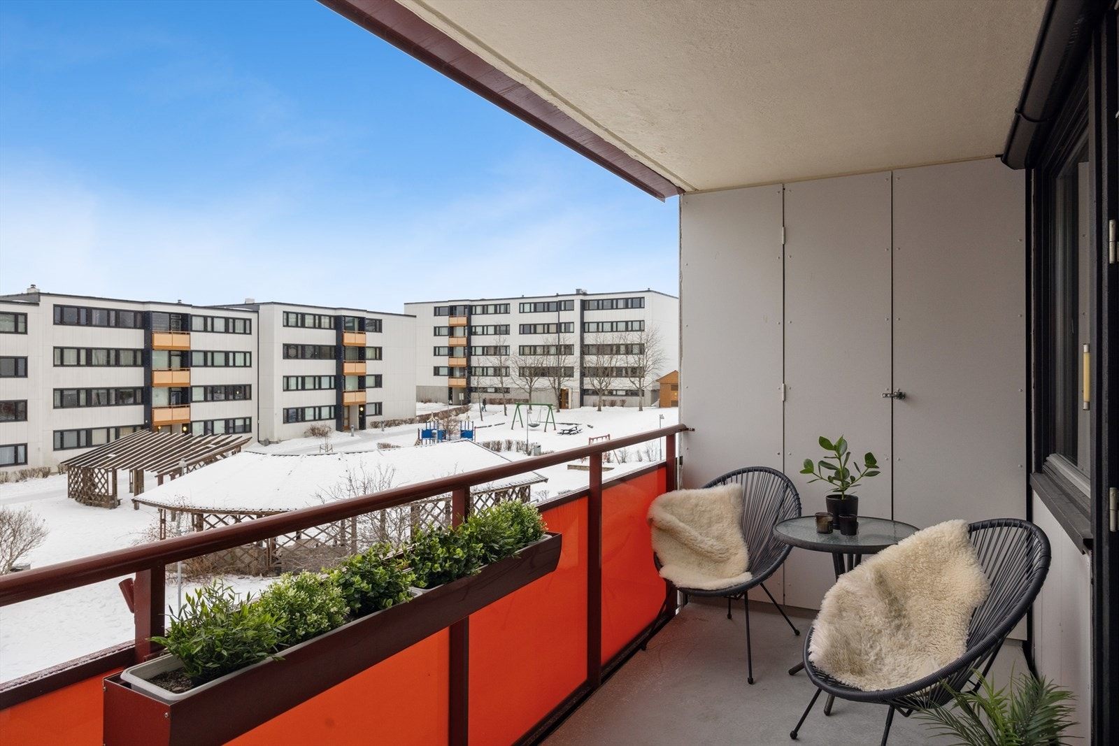 Sørvendt balkong med en praktisk utebod på ca. 1,5 kvm. Galleribilde