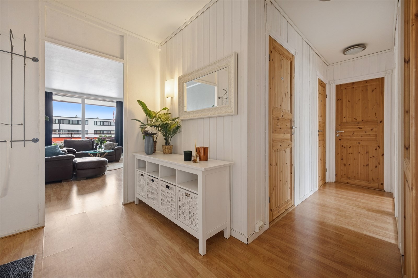 Den åpne utformingen gir en naturlig flyt videre inn i stue og øvrige rom, samtidig som den fungerer som et effektivt knutepunkt i boligen. Galleribilde