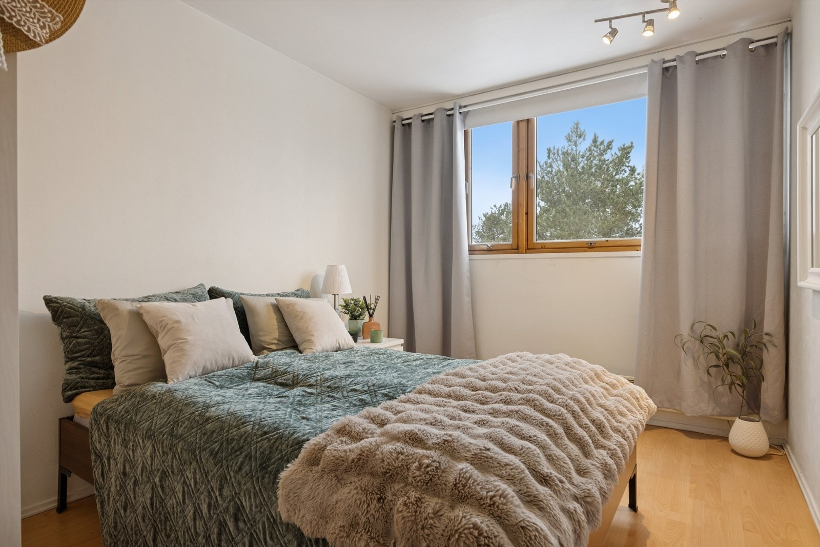 Romslig hovedsoverom med plass til garderobeløsning. Galleribilde