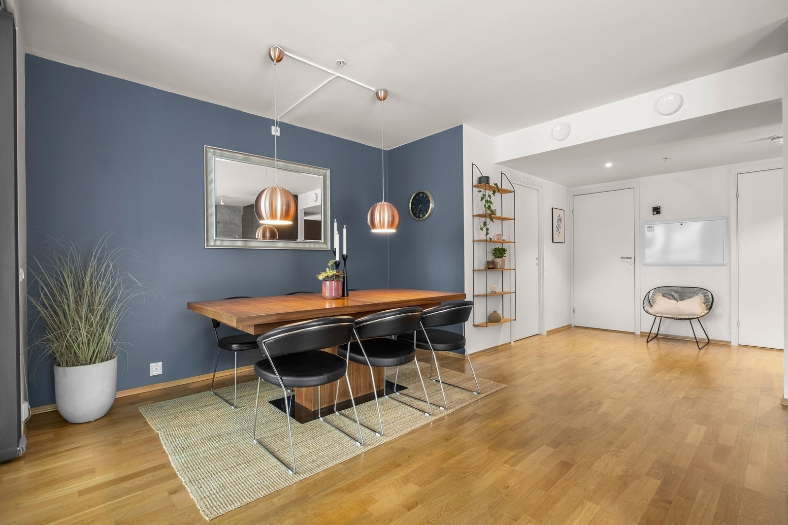 Spisebordet finner sin naturlige plass i overgangen mellom stuen og kjøkkenet. Galleribilde