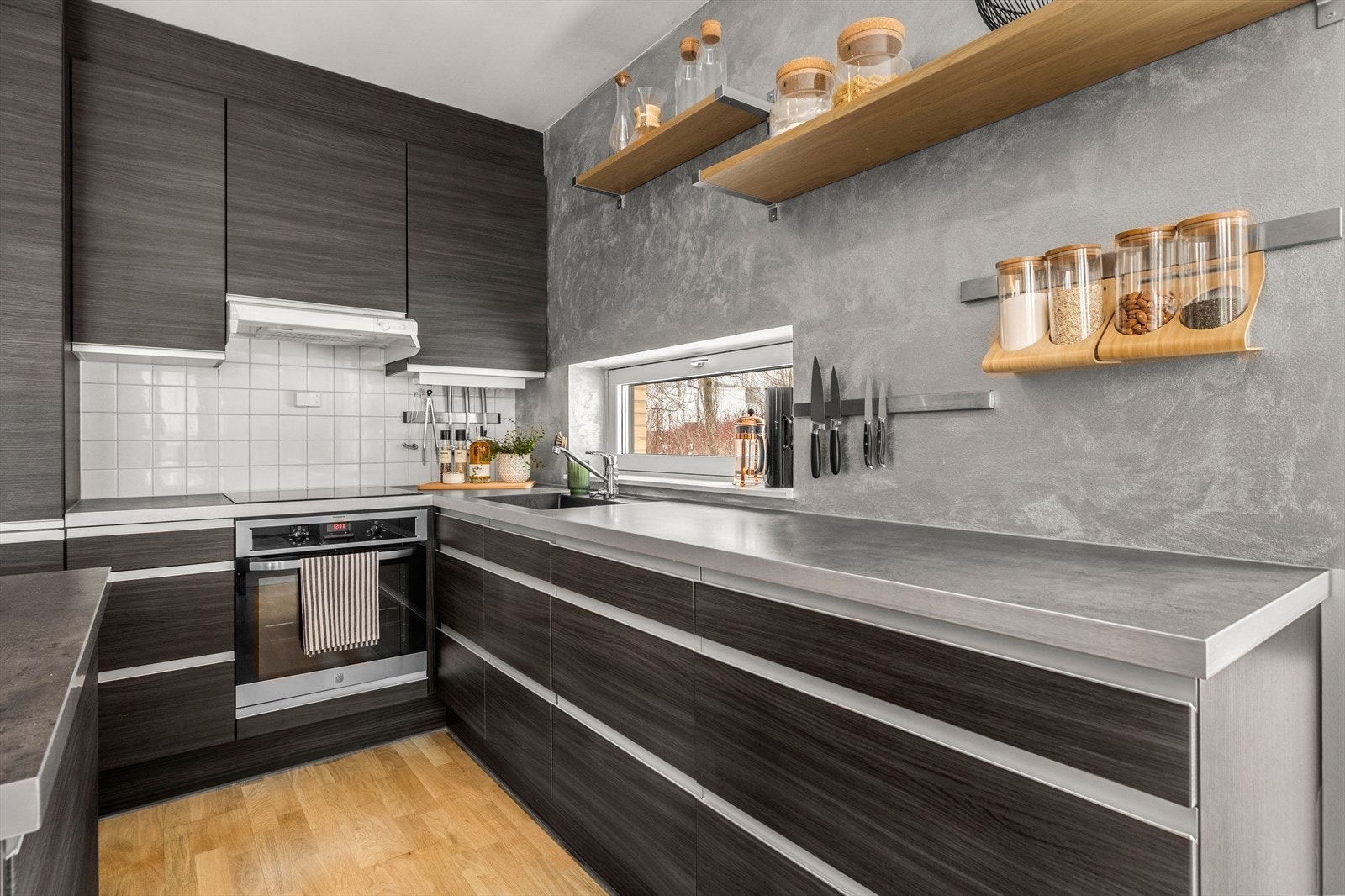 Godt med skap- og benkeplass. Galleribilde