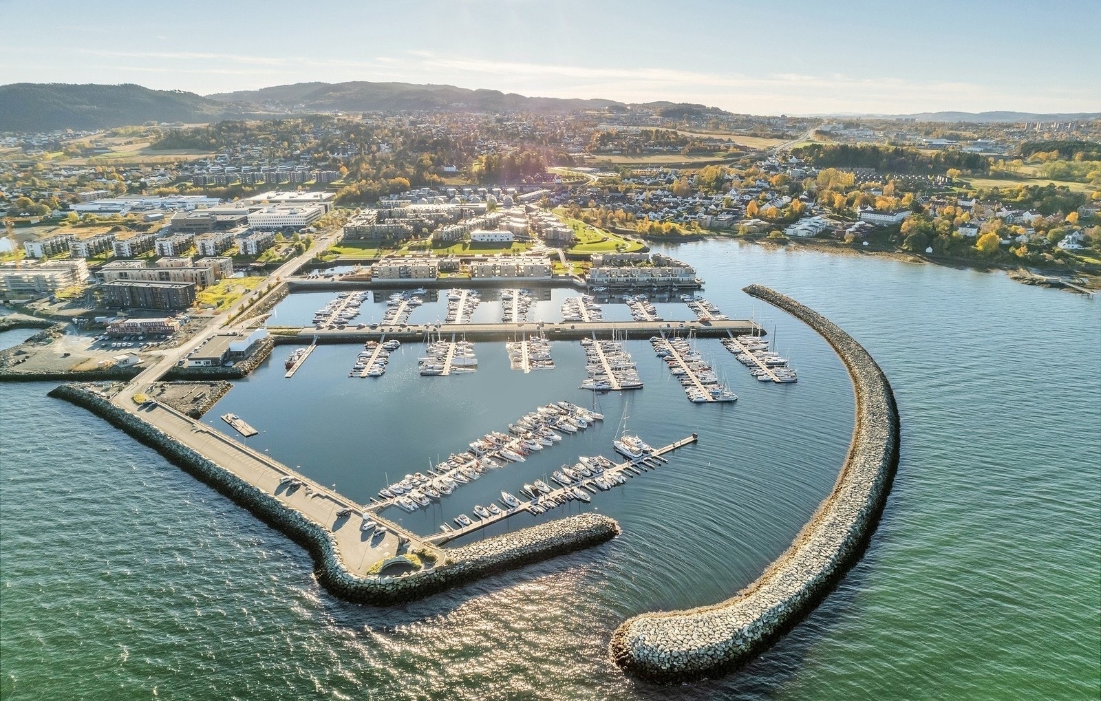 Grillstad marina. Galleribilde