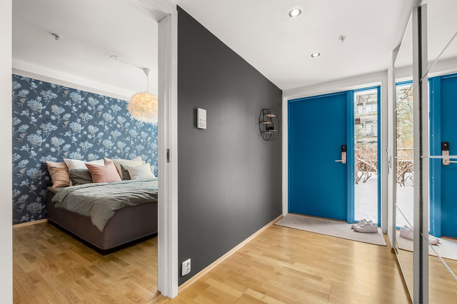 Entre på 5,6 kvm. Leiligheten har egen inngang som gjør at man slipper en blokkfølelse. Galleribilde