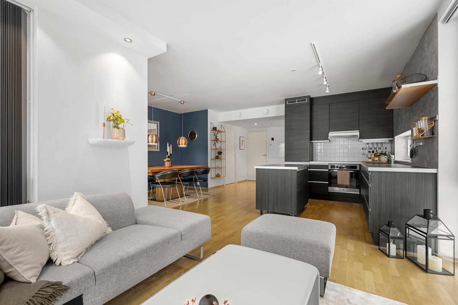 Moderne fargepalett er benyttet i hele leiligheten. Galleribilde