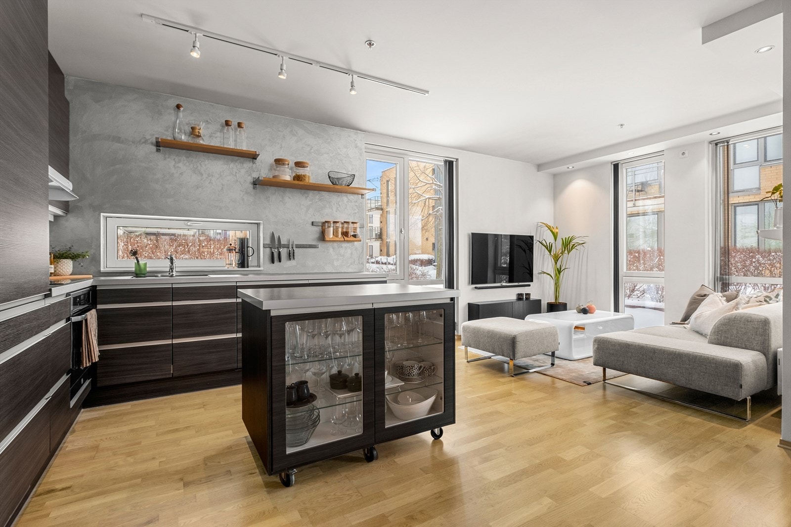 Heimdal Eiendomsmegling v/Leo Olufsen har gleden av å presentere en attraktiv selveier med ettertraktet beliggenhet på Grilstadfjæra. (Foto: Interiørfoto) Galleribilde